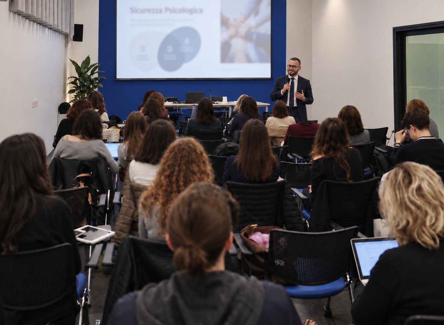 Rosario Privitera durante una formazione aziendale in aula