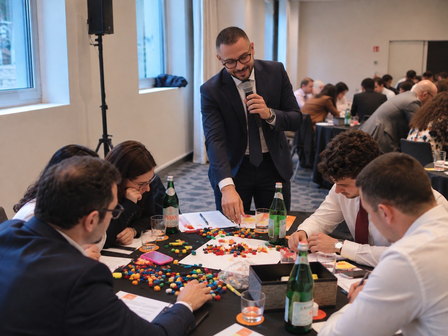 Partecipanti coinvolti in un'attività di formazione esperienziale